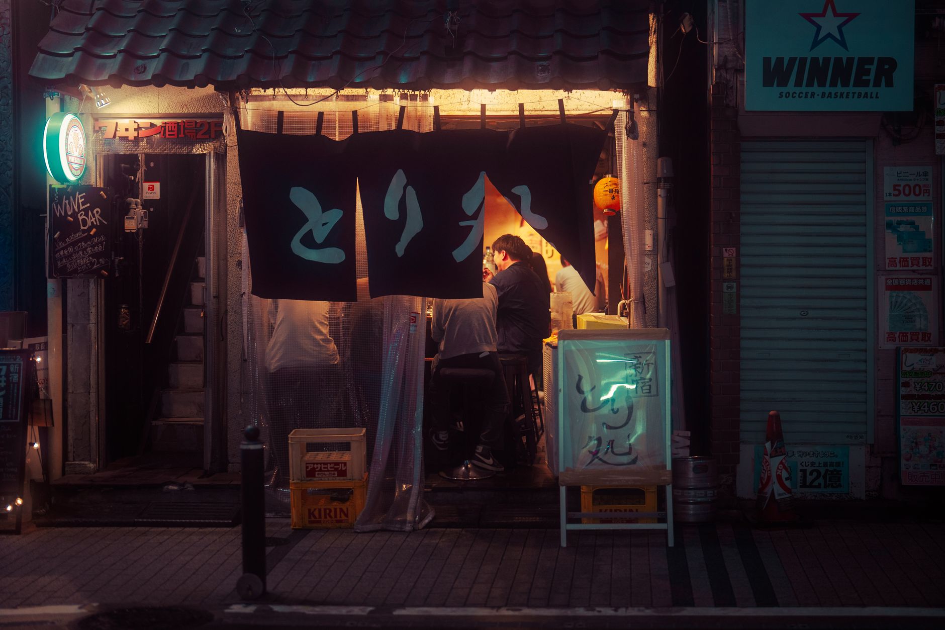 のれんのかかった夜の居酒屋の入口