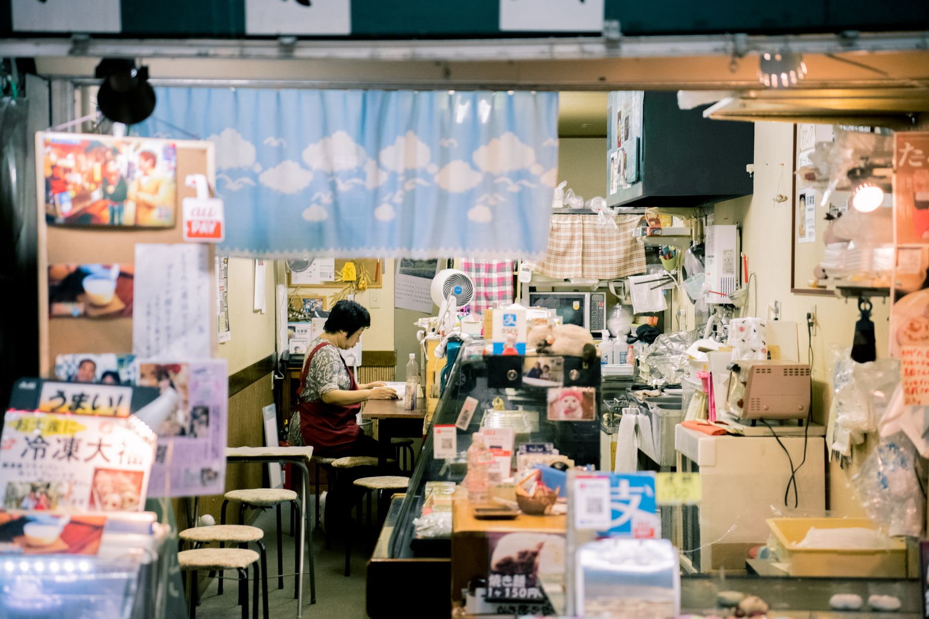 小さなお店で働く女性