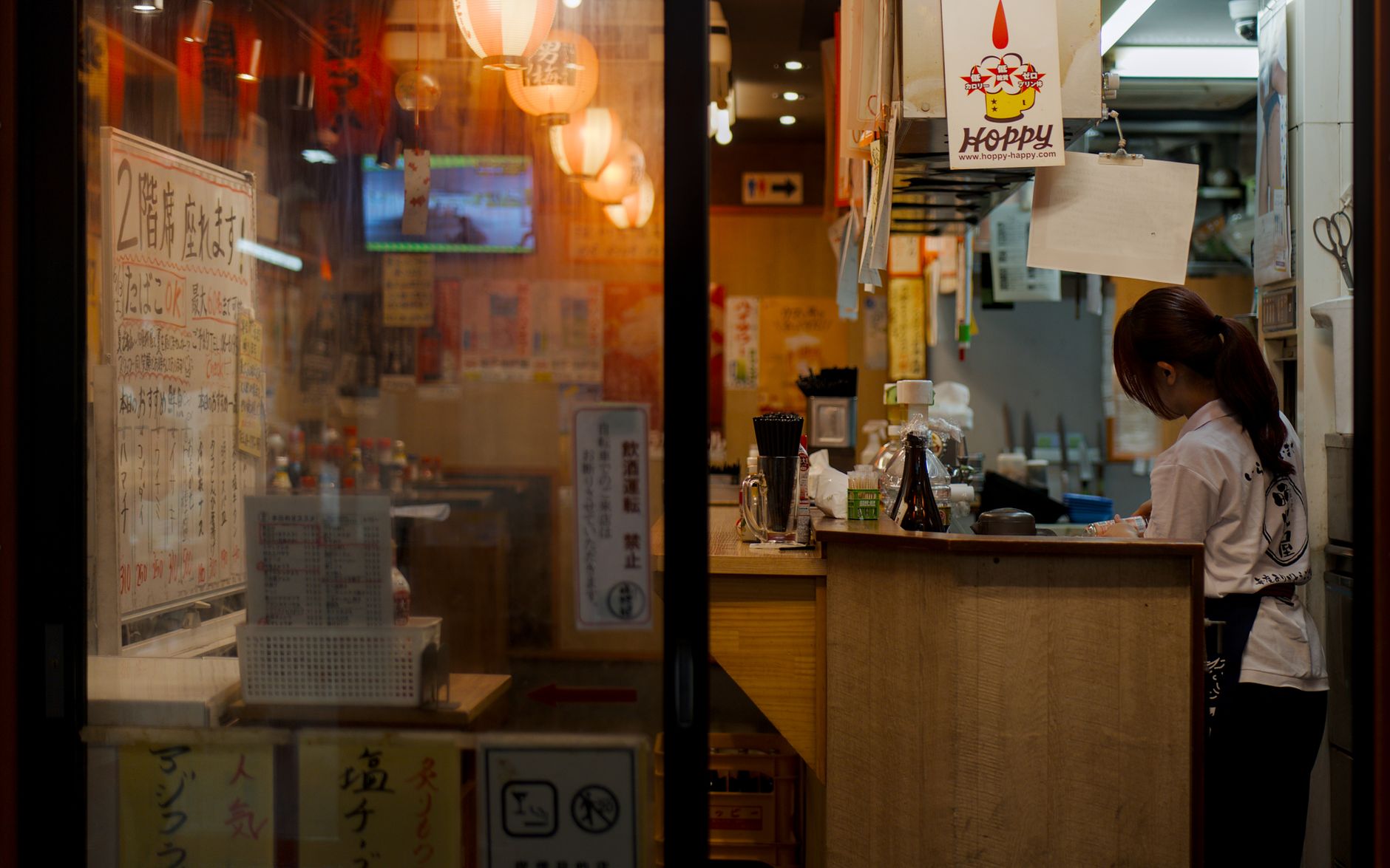 飲食店で料理を準備するスタッフ